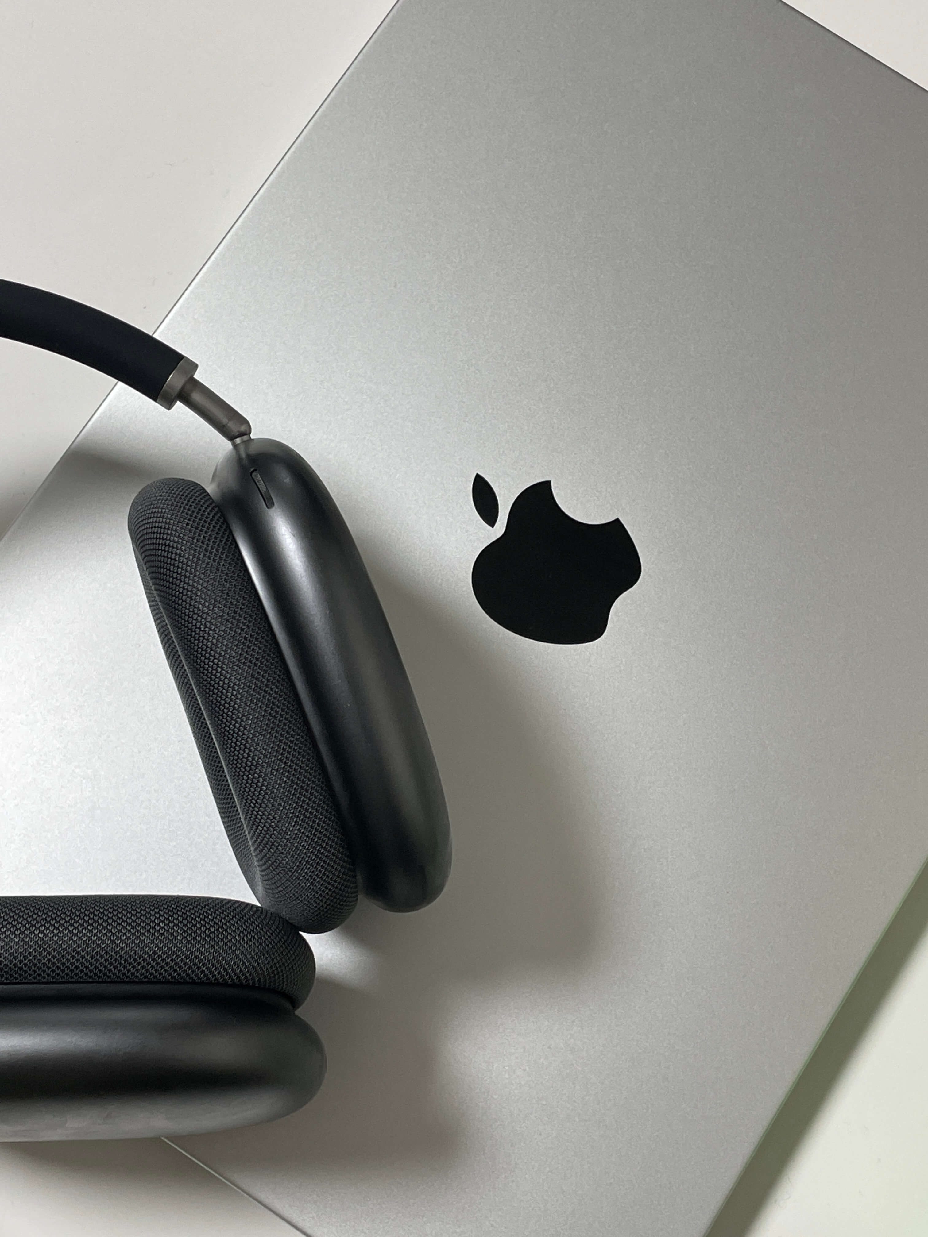 맥북프로 m1과 그 위에 놓여있는 에어팟맥스