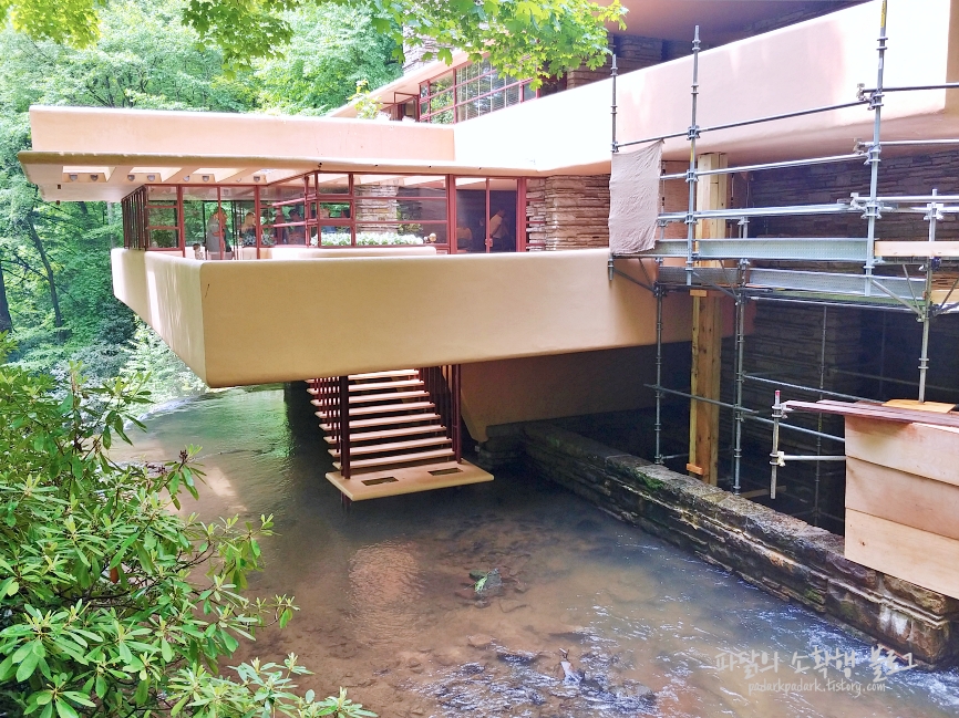 Falling Water_Frank Lloyd Wright_outside