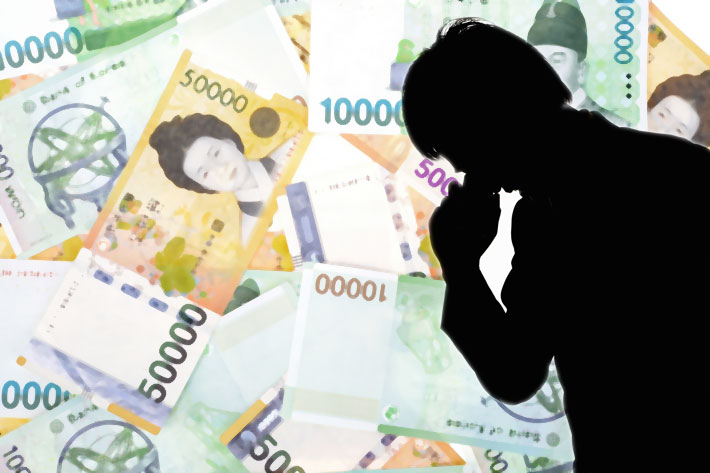  농협 직원 40억 횡령 긴급체포 코인·토토에 썼다 농협 출납업무 담당 직원 복권방 주인에게 40억원 송금 수법 탕진 금액 만회 범행 밤새 긴급체포 은행 측 자료받아 수사 예정