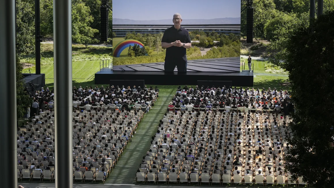 2024년 6월 10일 월요일 캘리포니아 쿠퍼티노에 있는 Apple 캠퍼스에서 신제품 발표 중인 Apple CEO Tim Cook의 대형 화면이 보입니다.