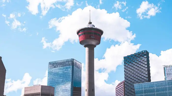 캘거리 타워 Calgary Tower (source: www.coasthotels.com/)