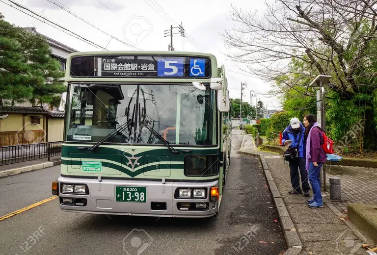 일본 어느 동네 도로에서 버스를 타려는 여행객 사진