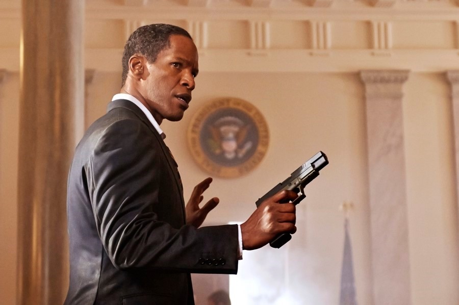 백악관 최후의 날과 비슷한 설정인 영화 화이트 하우스 다운의 한 장면.
흑인 미국 대통령이 총을 들고 있는 모습.