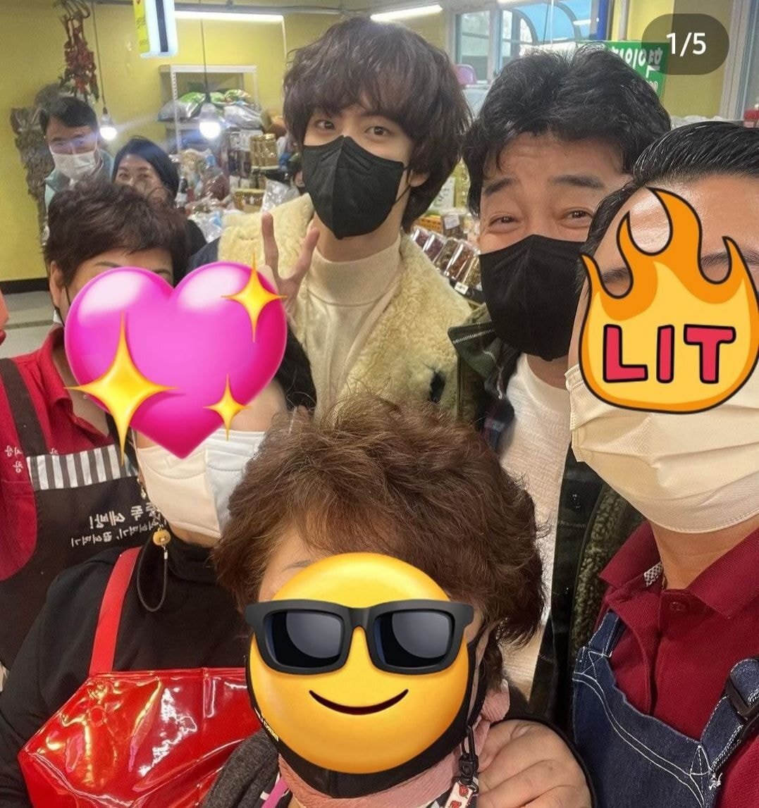  강화 시장에서 백종원과 촬영중인 방탄소년단 진