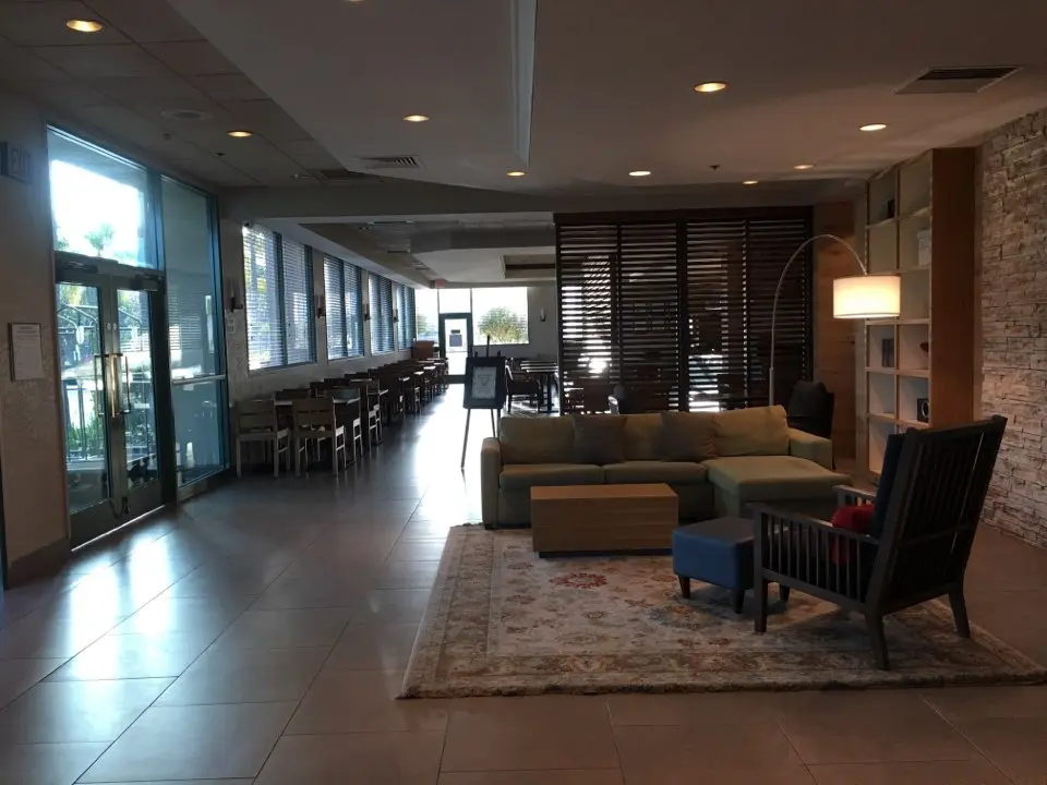 Country Inn&amp; Suites 조식 식당