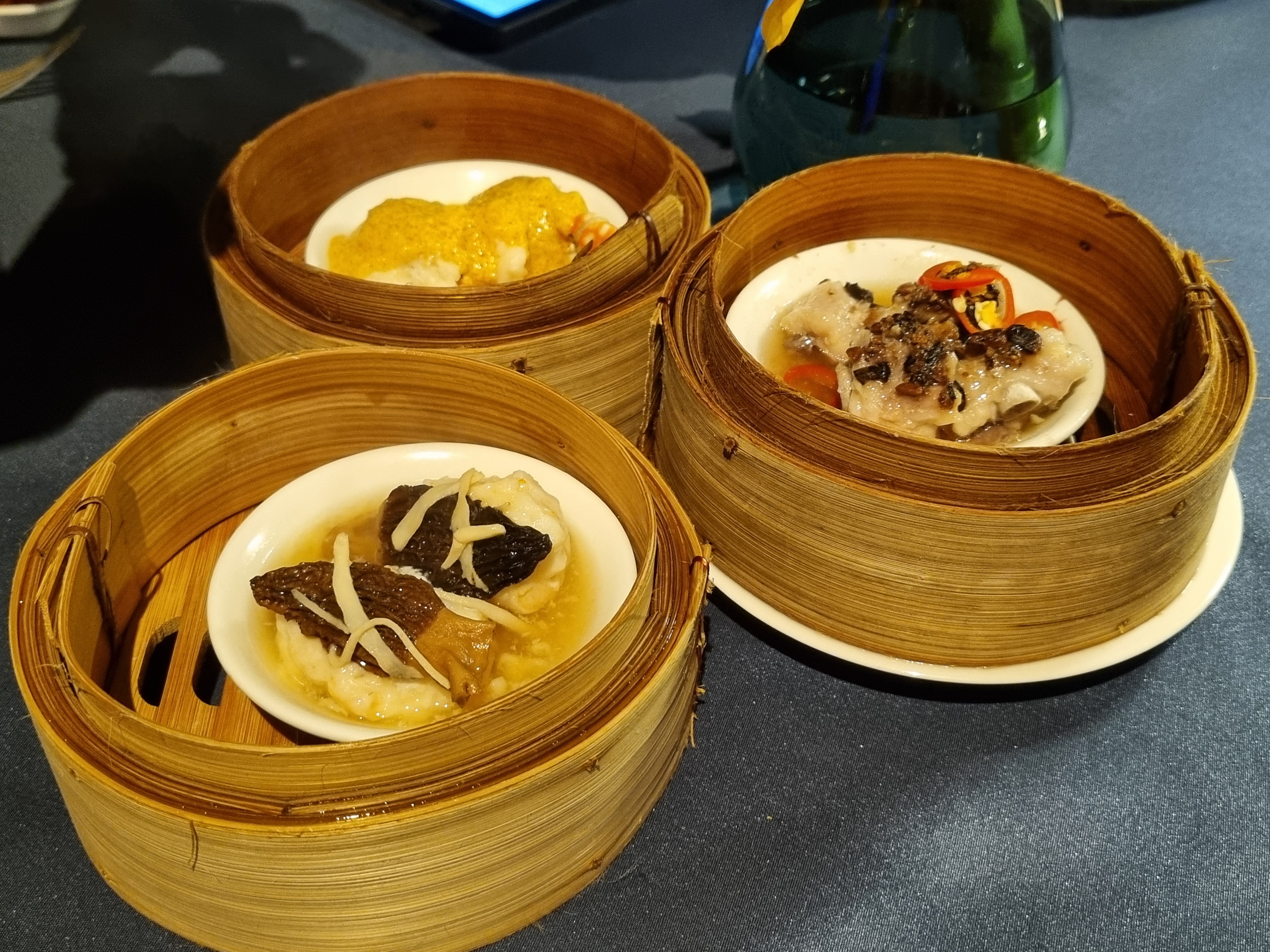세 개의 대나무 찜기에 서로 다른 딤섬 세 종류가 들어 있는 모습