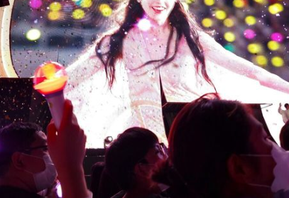  아이유 골든아워 콘서트 후기 /  한강공원에서 관측된 아이유 콘서트 드론쇼.webp / "아이유 때문에"...12만명 폭발로 잠실구장 대혼란에 빠졌다