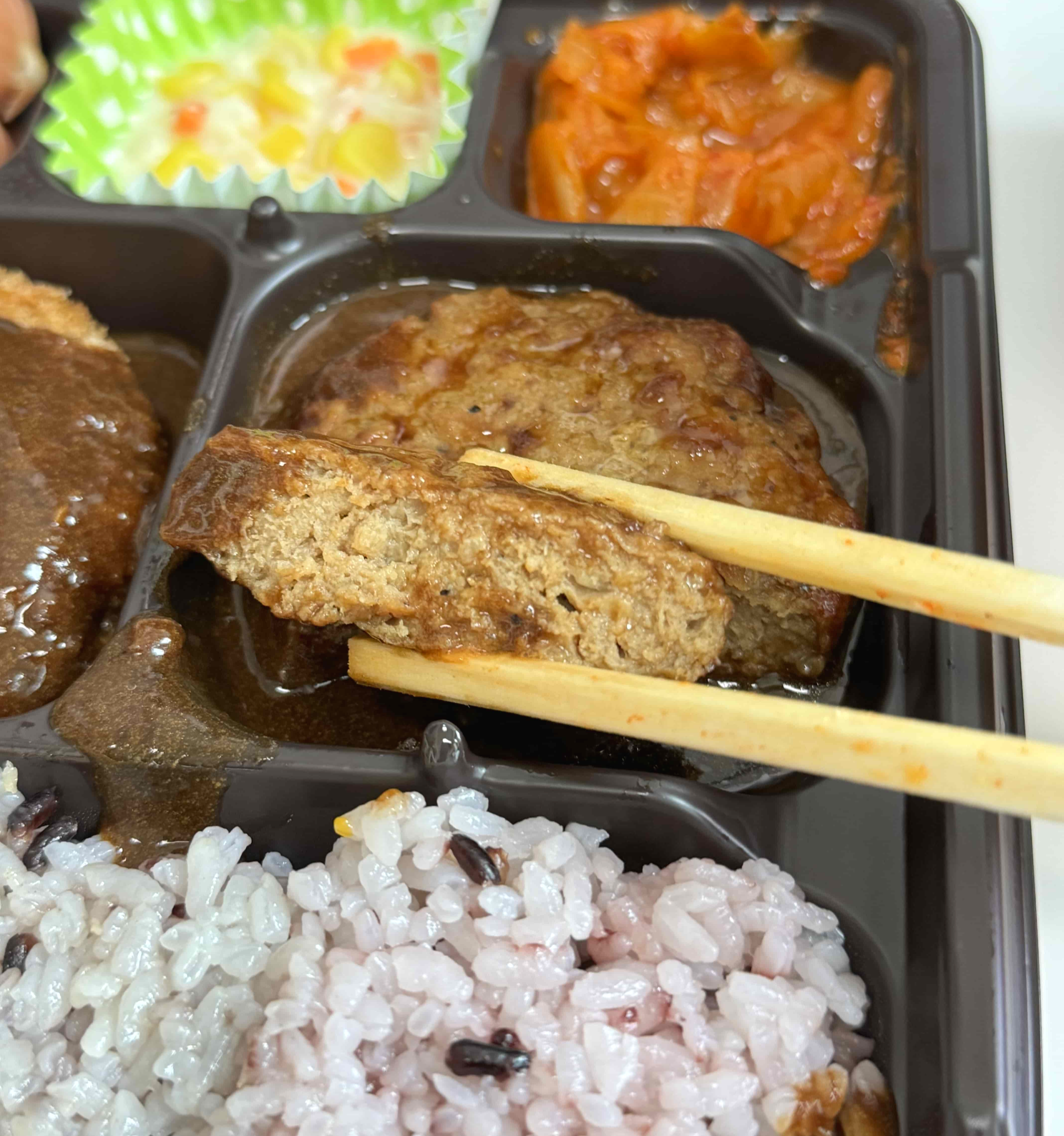 함박스테이크를 젓가락으로 집은 사진