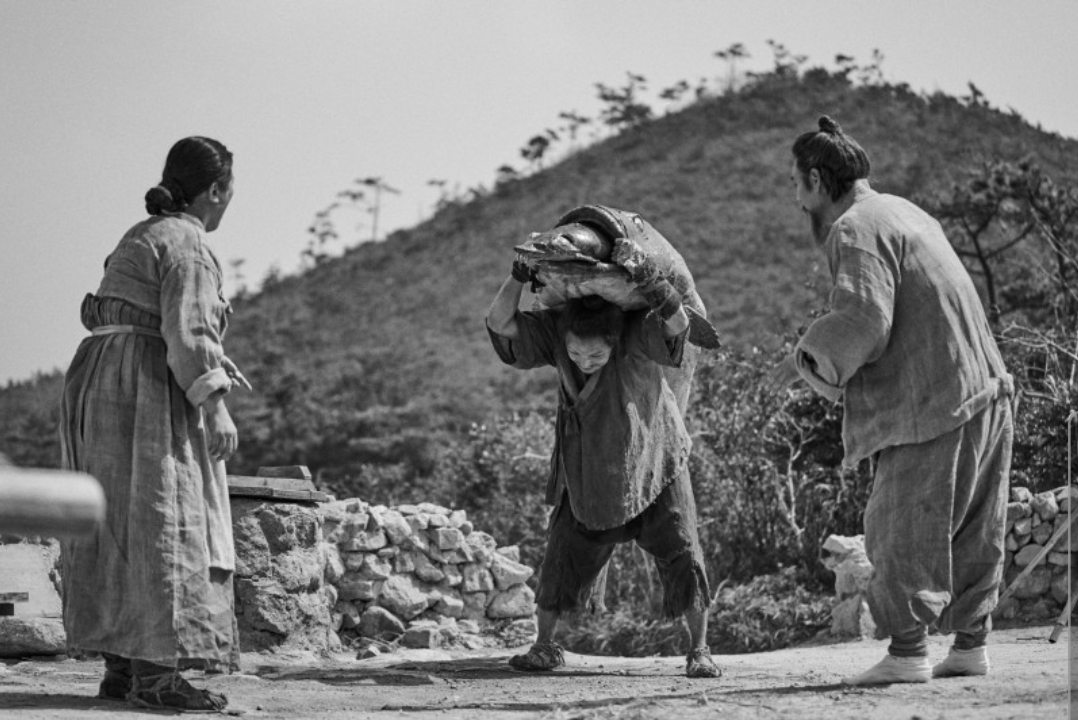  흑산도의 풍광에 빠지다.  오송자동차극장에서 본  흑백영화 '자산어보'-이준익 감독, 설경구 주연