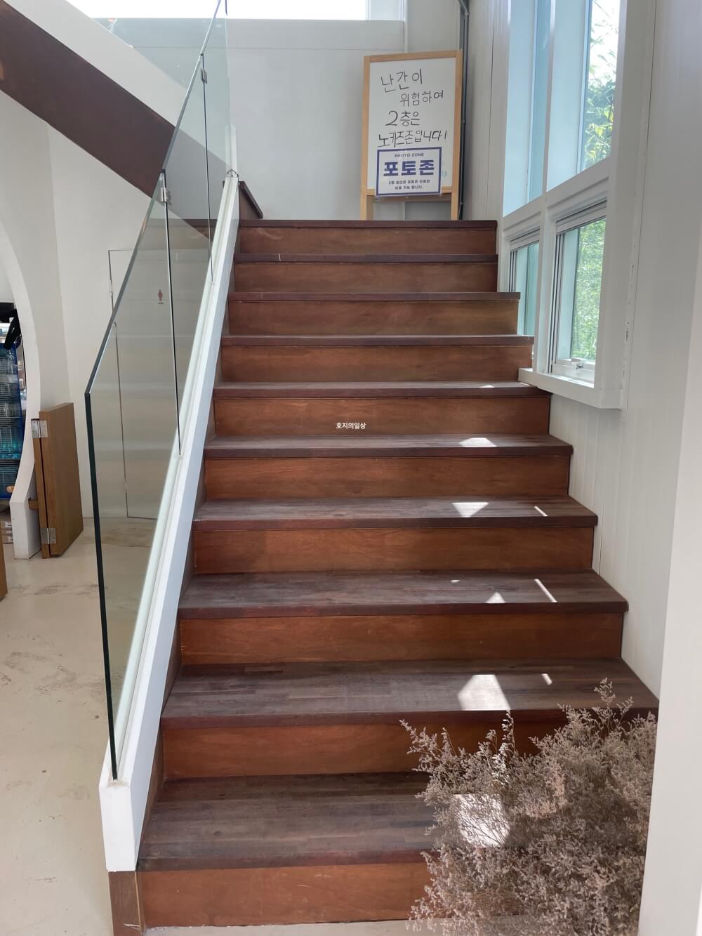 용인 신상 디저트 카페 기로띠 - 매장 2층 올라가는 계단