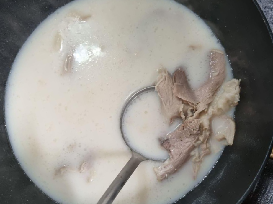 고른 한우 사골 돼지국밥 속 고기 사진
