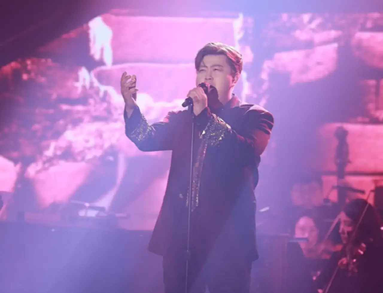보라색 무대 노래하고 있는 김소중
