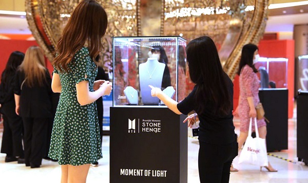  'MOMENT OF LIGHT' 사전예약 아미들을 위한 팝업스토어 오픈