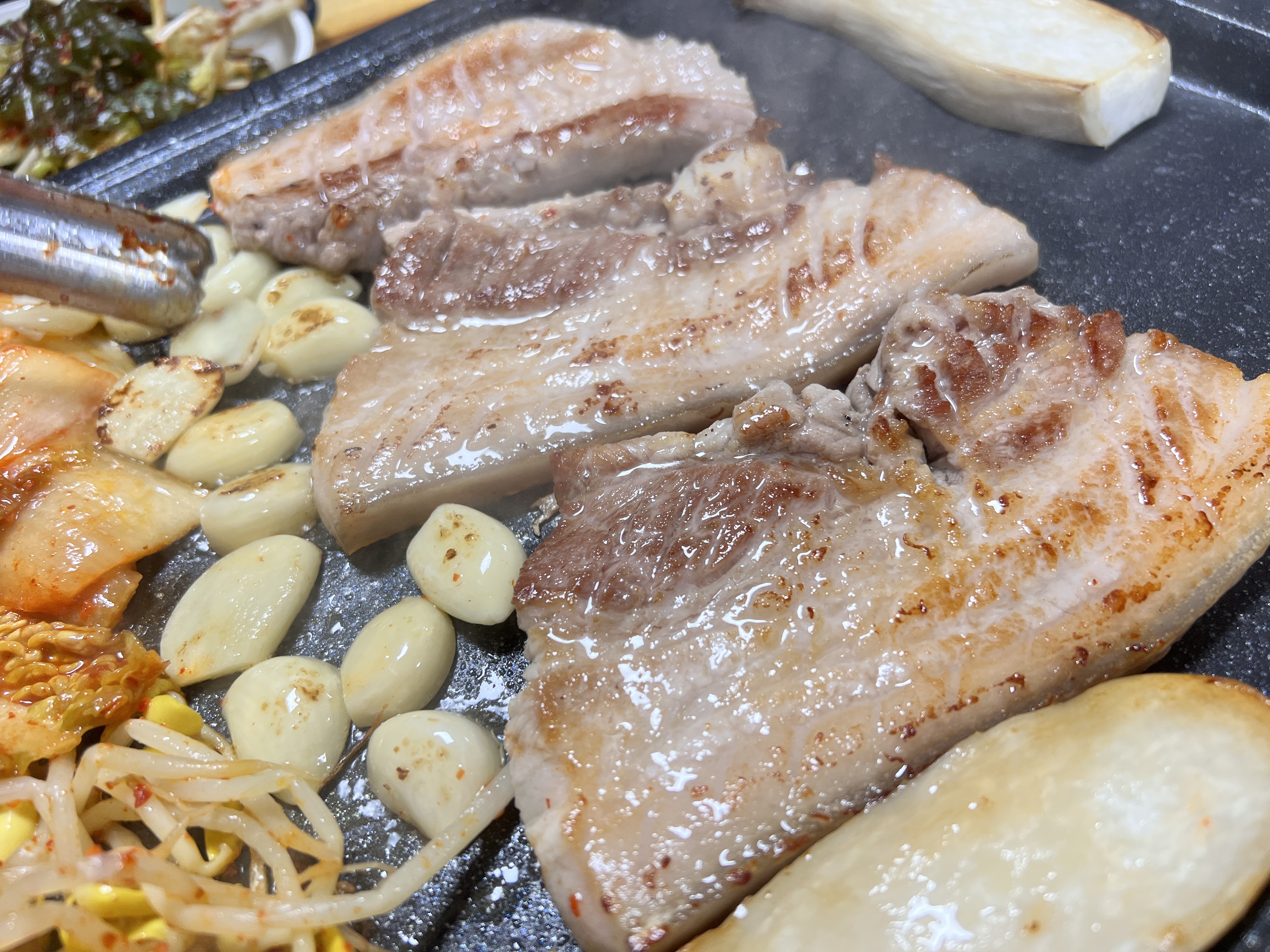 불판에 맛있게 구워진 삼겹살
