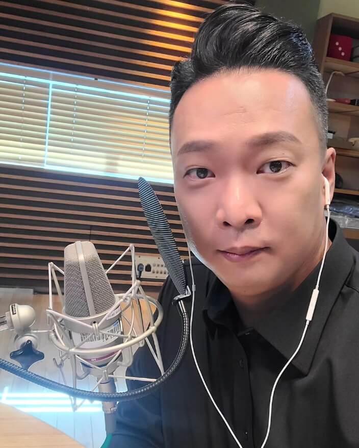 이어폰을끼고있는-남성의모습