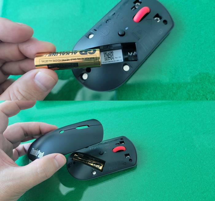 건전지 AA(새끼 손가락보다 큰 집게손가락) 사이즈를 마우스 본체에 넣는 사진입니다.