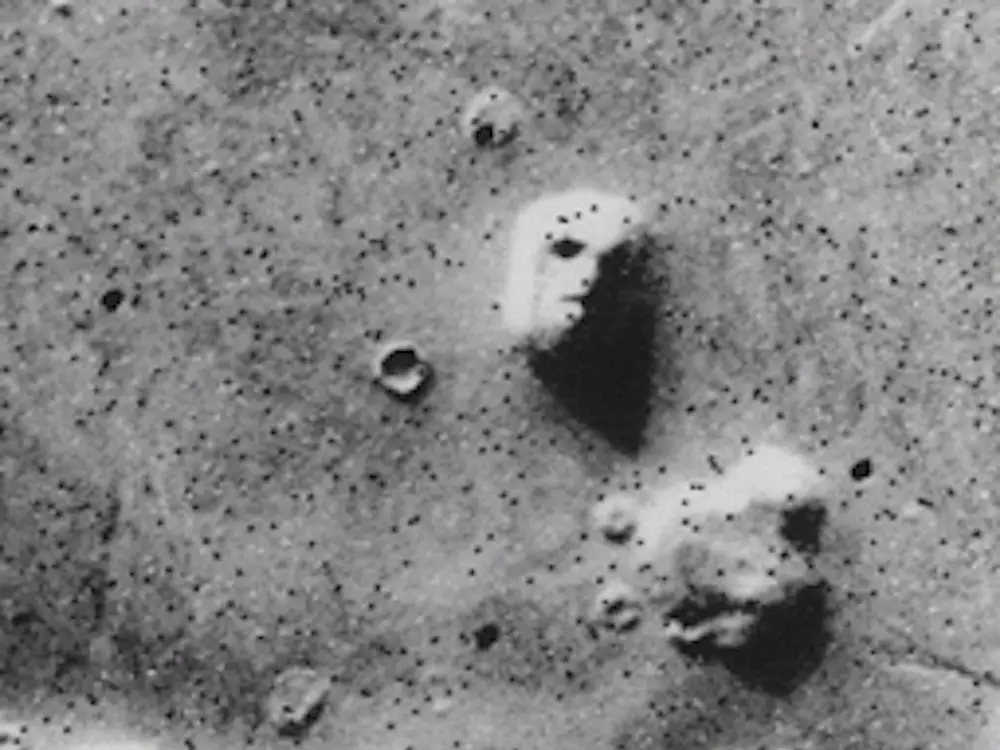 화성 표면에서 만들어진 완벽한 곰 얼굴 VIDEO:NASA Spots a Perfect Bear Face Made of Craters on the Surface of Mars