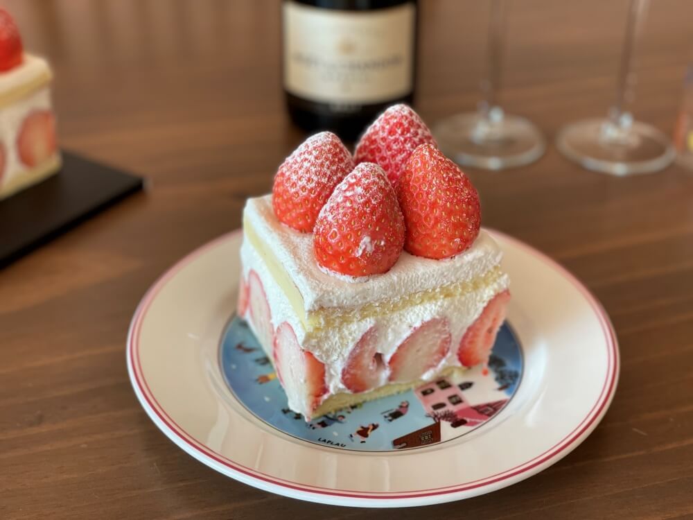 델리카한스 - 커팅된 프리미엄 딸기 케이크 모습