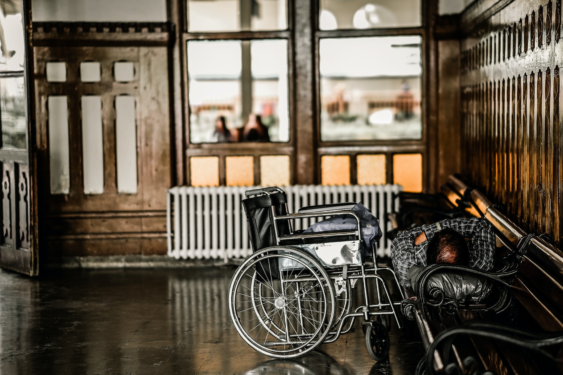 장애인들의 휠체어 이용이나 보조기구 사용을 고려하여 설계된 넓은 공간&#44; 장애인용 변기&#44; 비상 호출 장치&#44; 낮은 장애물 등이 포함됩니다.