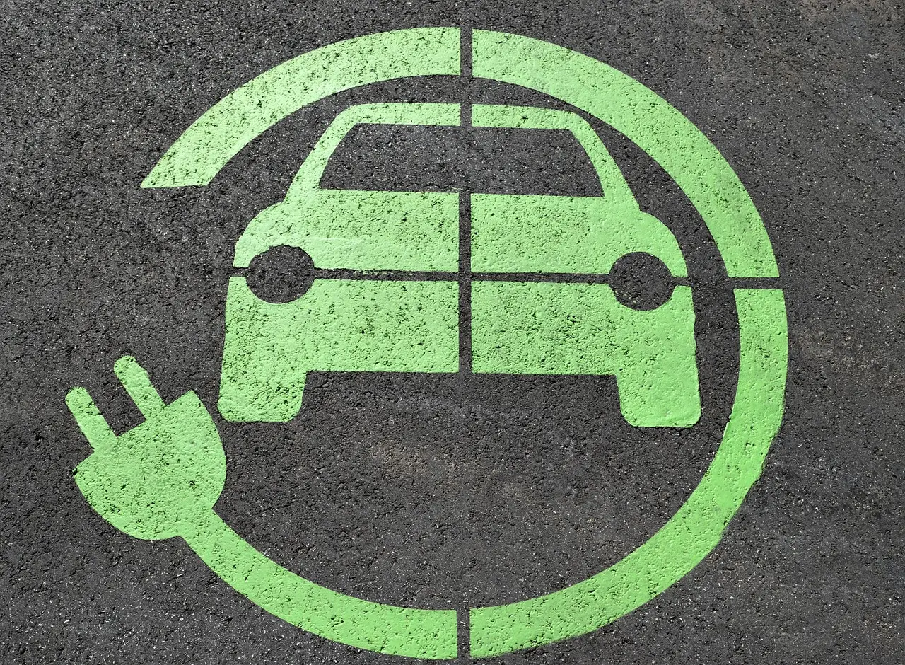 전기차- 회색아스팔트 도로위 연두색으로 그려진 자동차를 둥그렇게 감싸고 있는 연두색 스위치 그림