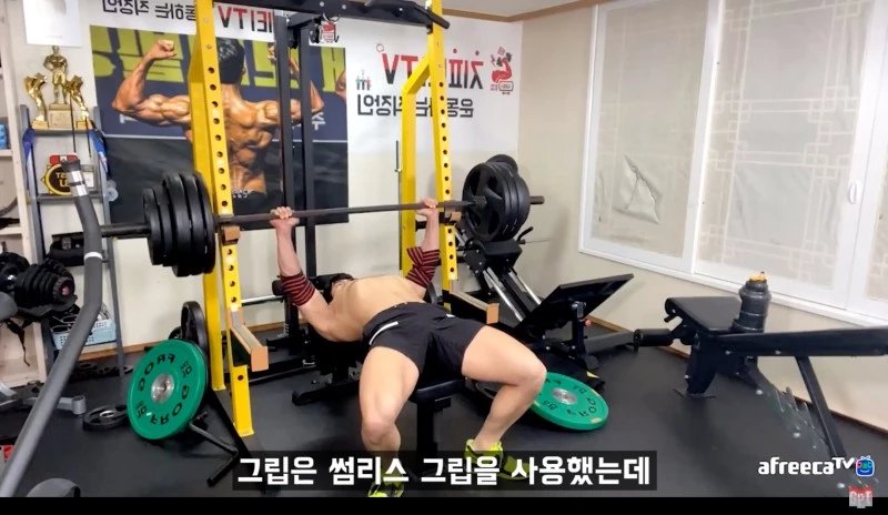  벤치프레스 하다가 실수로 떨어트려 죽을뻔한 헬스유튜버 지피티
