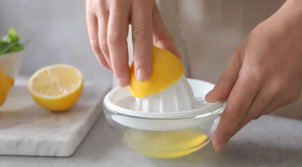 레몬 즙 짜는 모습