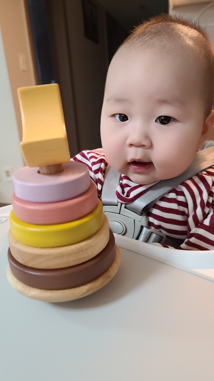 수유량과 간식을 공유합니다. 6개월 동안 아기의 발달과 장난감, 2