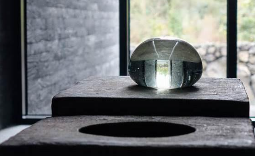 김창열-미술관-내부에-전시되어-있는-투명한-물방울-모양의-작품이-전시되어-있다