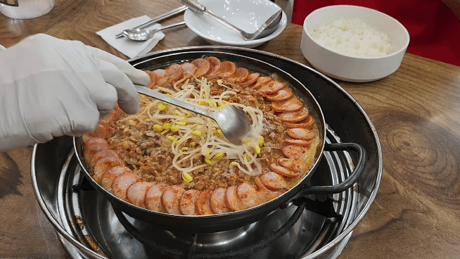 직원분이_끓여주는_부대찌개