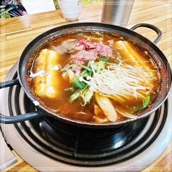  7월 3일 생방송 투데이 직접 키운 콩으로 만든 두부 한상, 물 버섯 두부전골, 두부구이, 토종 흰 순두부 자족식당 충북 괴산 추천 맛집 해물 순두부, 비지 빈대떡, 서리태 콩국수 방송 정보