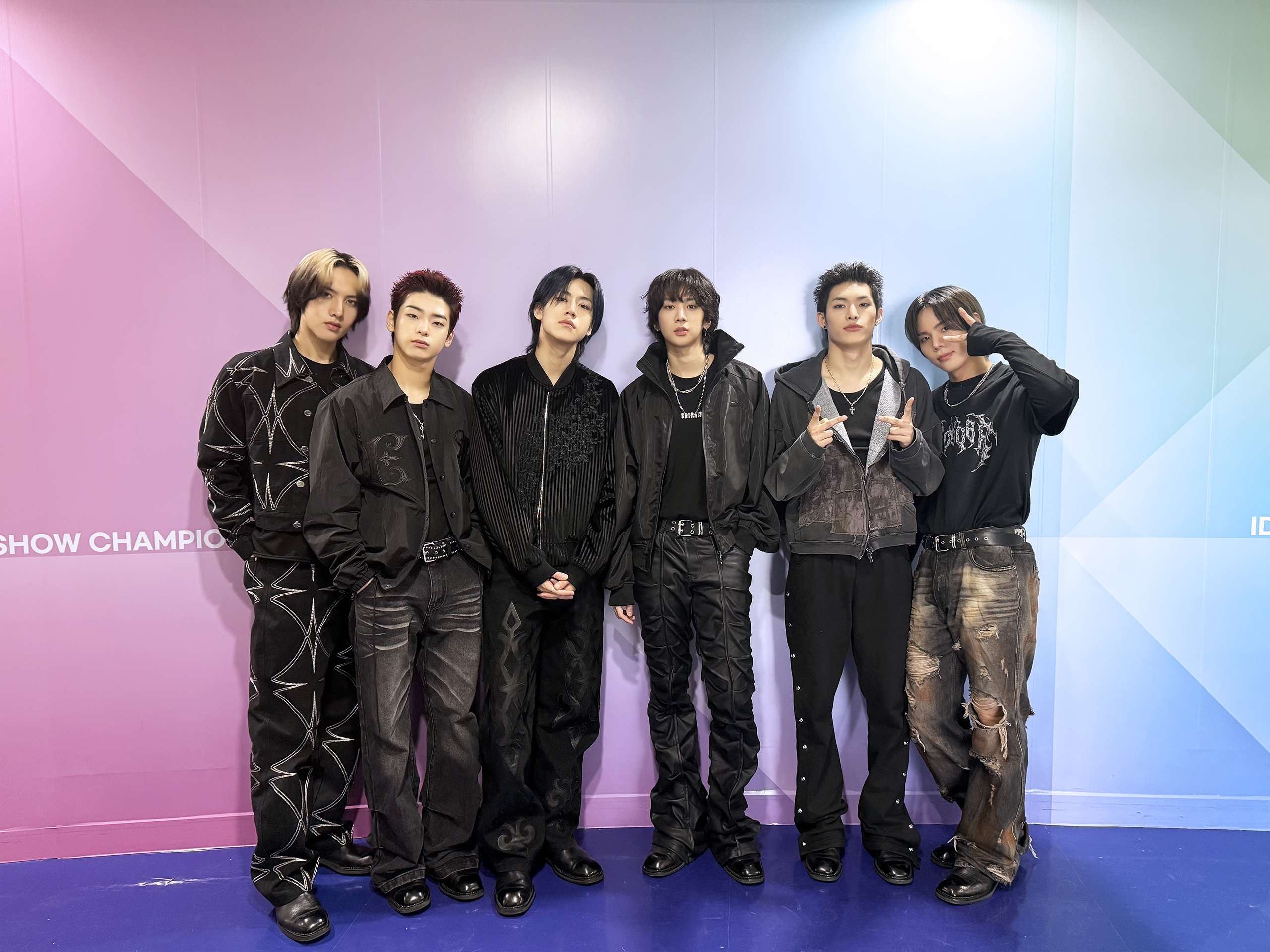 멤버 전원 피지컬이 좋아서 퍼스널컬러가 무채색 블랙인 아이돌 | 인스티즈