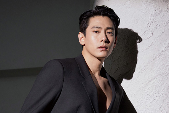 전쟁 중 유태오는 과거 결혼해 니키리와 아이를 낳았다. 10