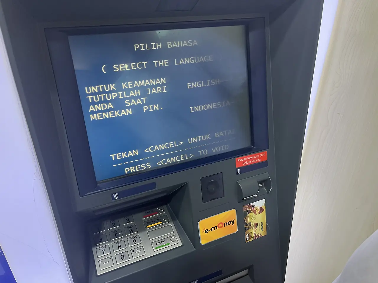 발리 E-Money ATM 언어 선택