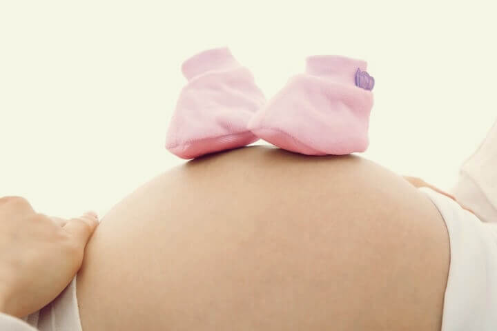 임산부-배위에-올려진-아기신발