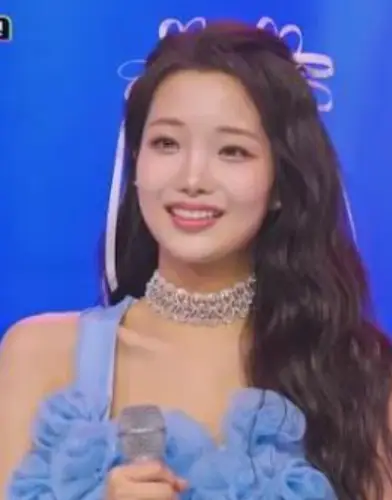 미스트롯3-
파란 드레스를 입고 긴머리를 늘어뜨린 채 미소짓는 김소연
