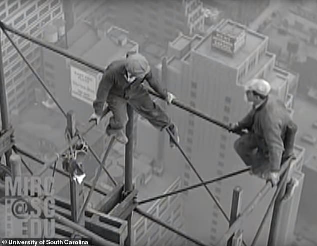 미 초고층에서 안전장치도 없이 작업하는 노동자들 VIDEO: Construction workers help build the Chrysler Building in 1930