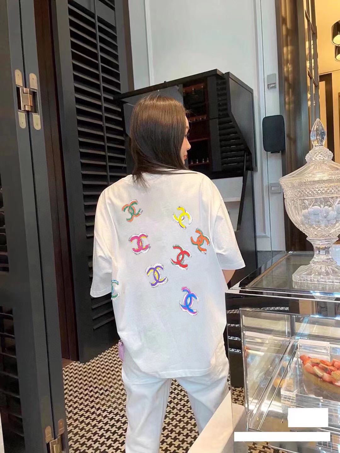  [CHANEL] 샤넬 멀티 컬러 CC 로고 반팔 티셔츠 (2 COLOR)