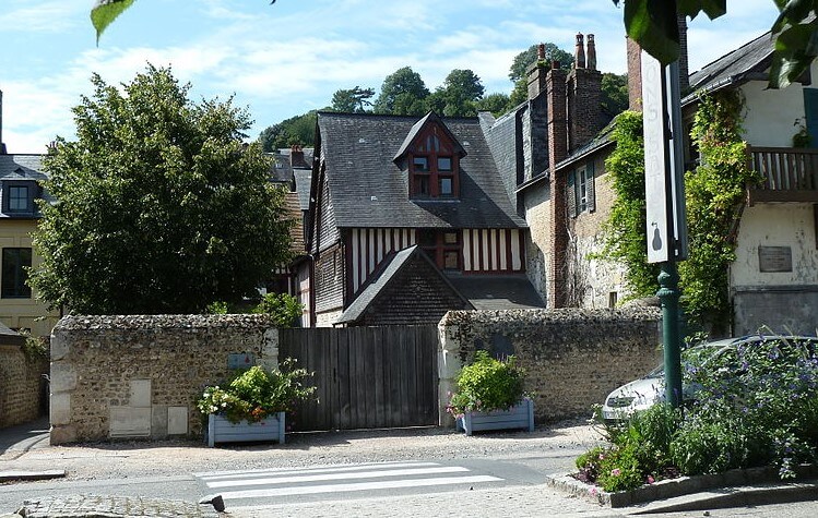 프랑스 옹플뢰르에 있는 에릭 사티의 집에 대한 사진입니다.