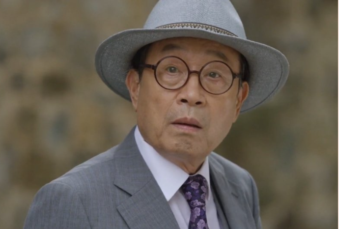 "할아버지 괜찮으세요?"청소 용역업체에서 일하는 어느 날 호텔 화장실에서 도움이 필요한 어르신을 회사 박 대리는 거지 노인이라며 당장 쫓아버리라고 했고...