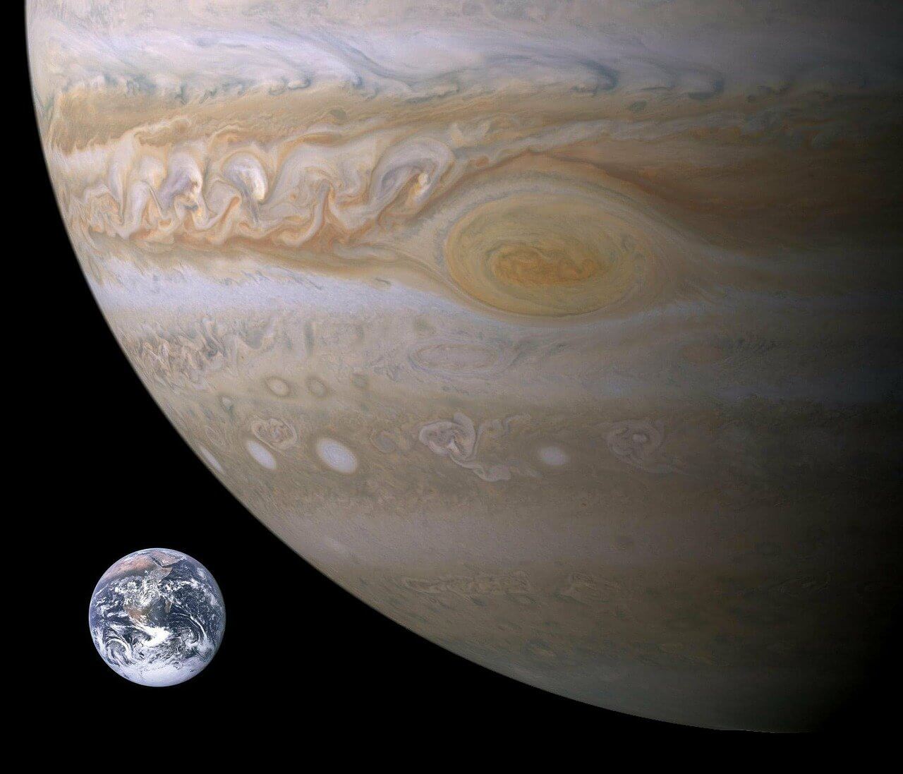 목성과 지구의 크기를 비교한 사진
