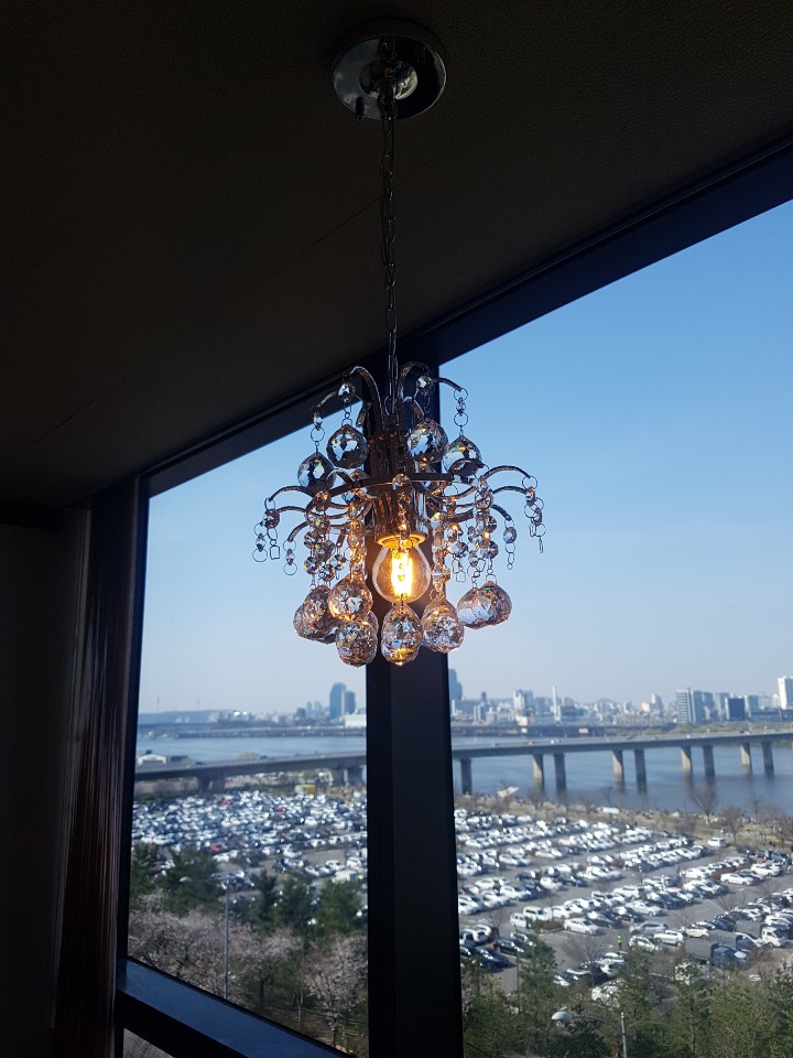 파티룸-인테리어-샹들리에-조명-구슬
