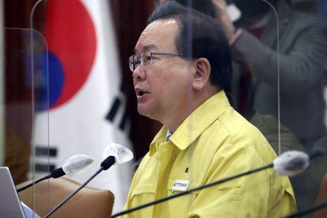  사적모임인원 수도권 6명·비수도권 8명, 6일부터 4주간