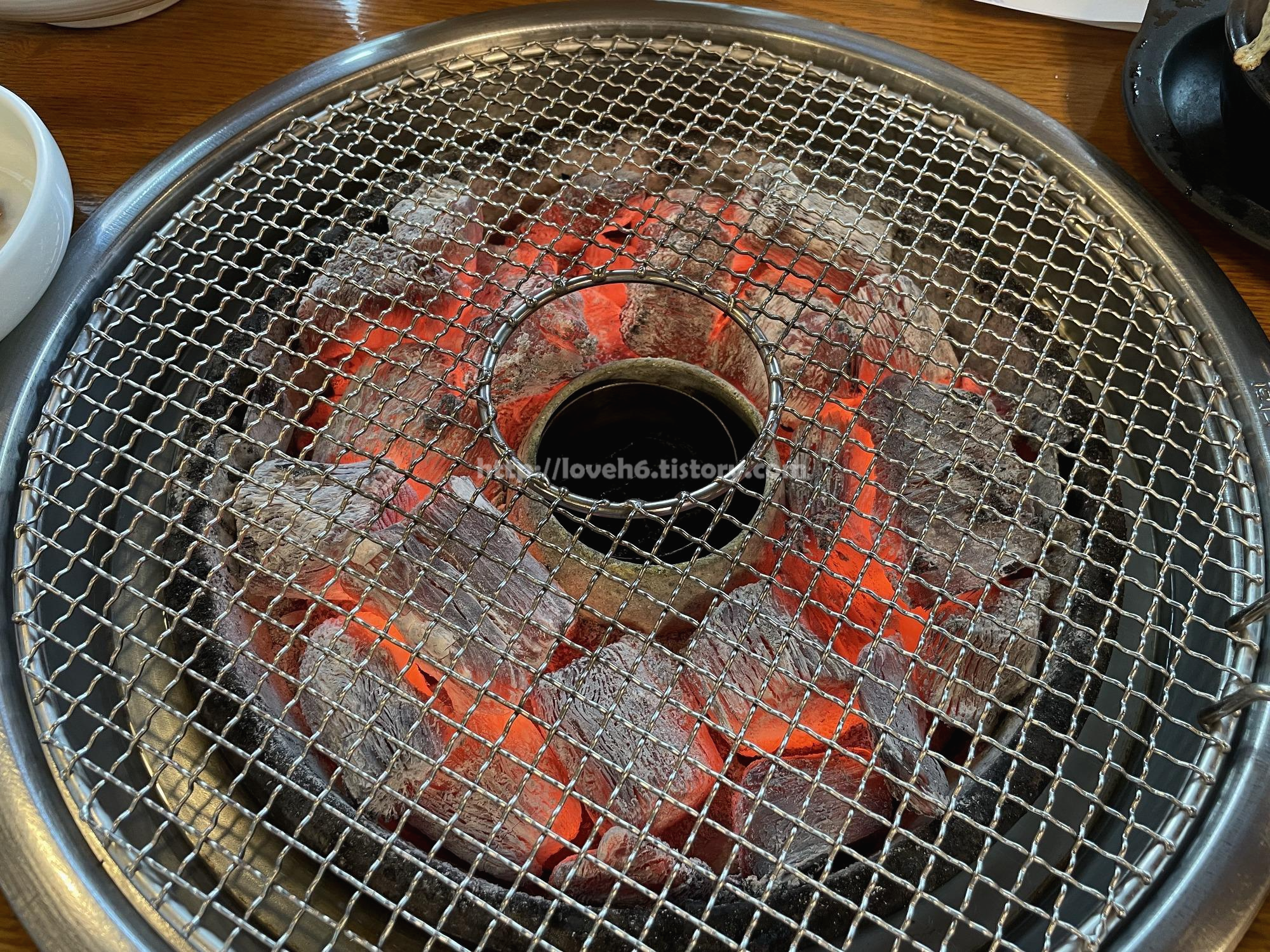 광양숯불구이 상무본점/Gwangyang Charcoal Grilled Sangmu Main Branch/불멍 하는 이유죠

고기를 먹을 수 있다는 기쁨 때문일까요

숯불만 보면 너무 좋더라구요

하하하ㅏㅏㅏㅏ
