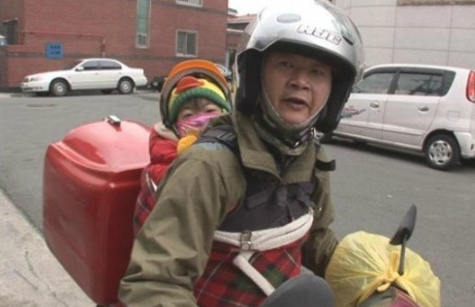 "아내잃고 집에 딸을 혼자 두지 못해…" 8시간 동안 4살 딸을 등에 업고 오토바이 배달하는 한 가장의 가슴 아픈 사연에 모두가 오열하고 말았습니다