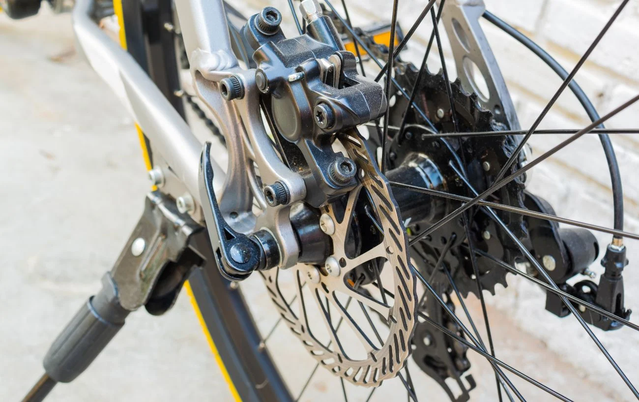 현대에는 두 자전거가 유사한 제동 시스템을 공유하지만&#44; 항상 그런 것은 아닙니다.

산악자전거는 역사적으로 제동에 관한 한 더 잘 장착되어 있습니다. 이들은 거의 항상 디스크 브레이크를 사용하며 일반적으로 더 큰 로터와 더 강력한 캘리퍼를 자랑합니다.