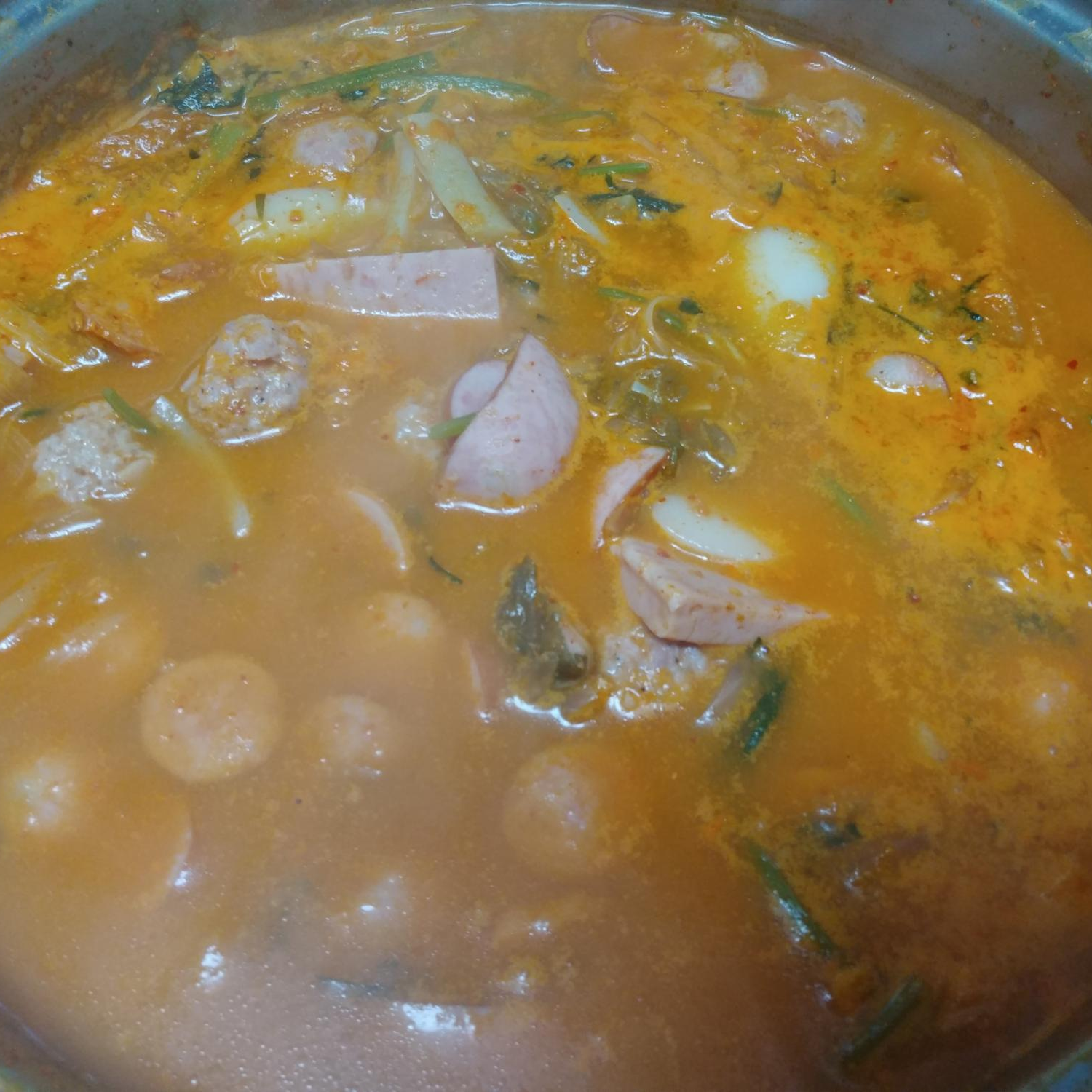  완자도 넣고 끓인 진한 부대찌개