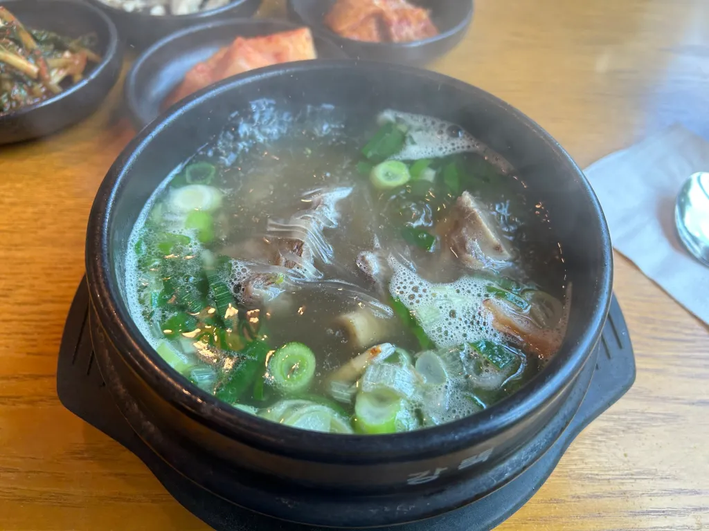 김이 모락모락 피어오르는 갈비탕을 보여주는 이미지