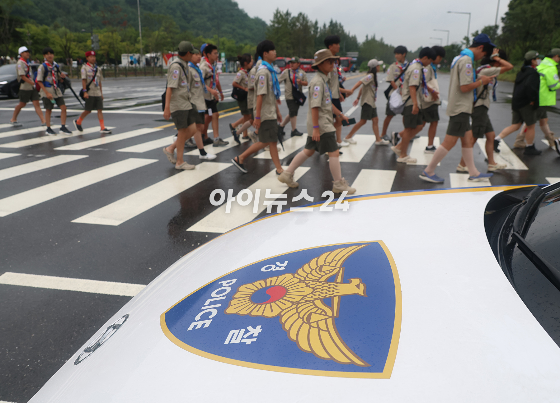 11일 오후 서울 마포구 상암동 서울월드컵경기장에 2023 새만금 세계스카우트 잼버리 폐영식에 참가하는 각국 스카우트 대원들이 도착하고 있다. [사진=사진공동취재단]