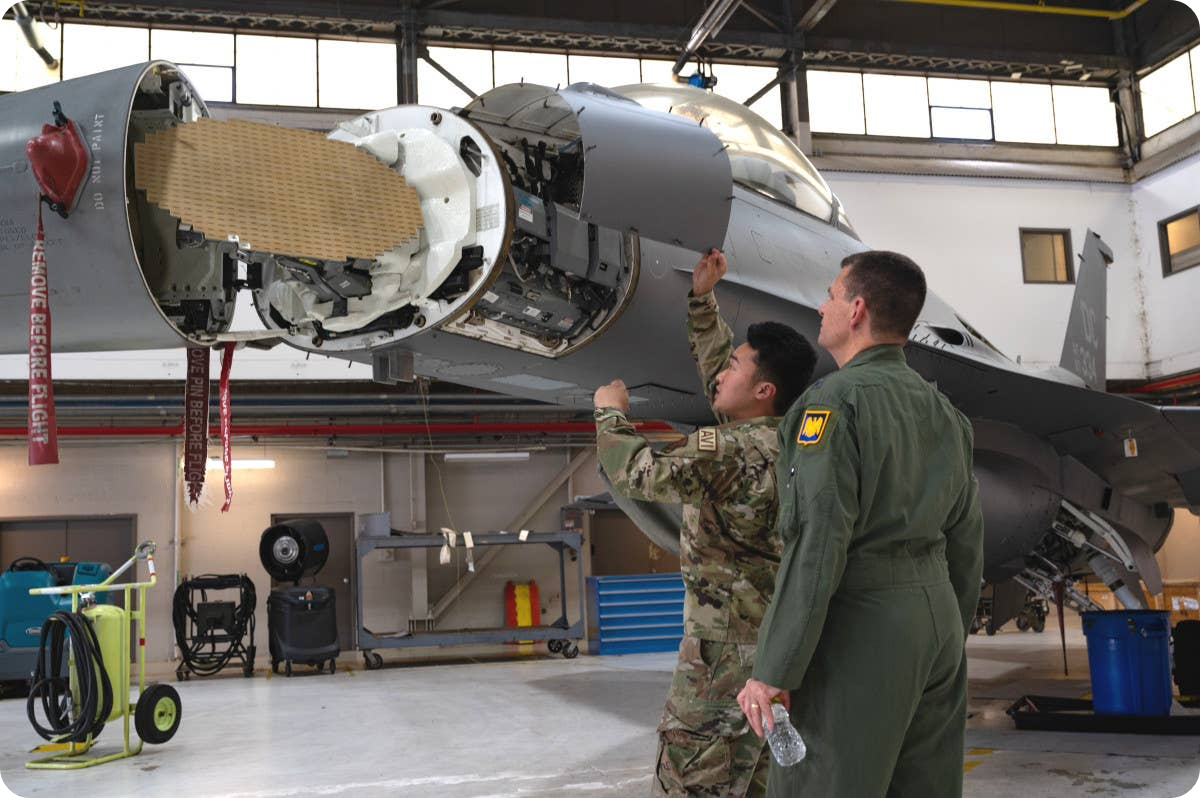 공중 방위군 Loh 중장이 여전히 미 공군 F-16C에 장착되어 있는 AN/APG-68 레이다에 대한 브리핑을 듣고 있다.