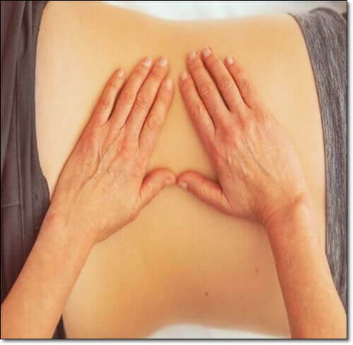 사비넨 진통 억제 효과&#44; 마사지 하는 근육통 여성